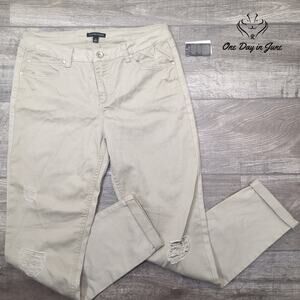 Signature Studio Straight Leg Distressed Jeans Size 10